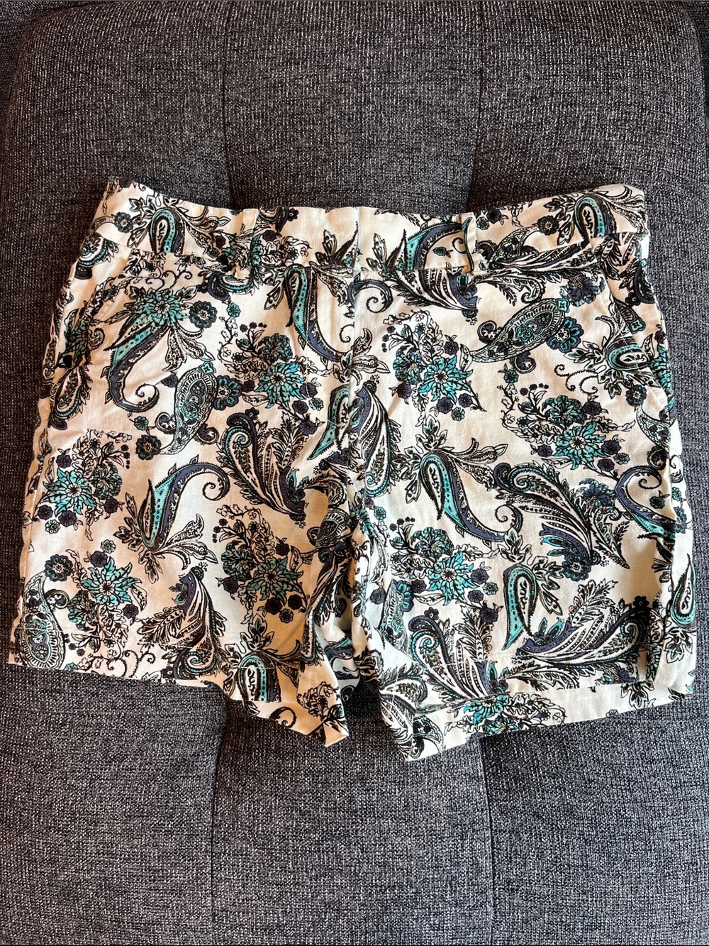 LOFT Cream, Indigo, and Teal Paisley Linen/Cotton 5.5” Shorts size 6